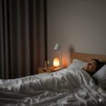 "Pessoa dormindo tranquilamente em quarto com ambiente ideal para higiene do sono"