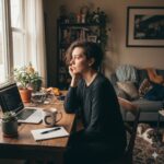 "Trabalhador encerrando dia de trabalho remoto estabelecendo limites saudáveis entre trabalho e vida pessoal"